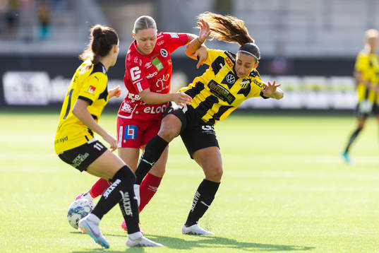 Örebros Emma Peuhkurinen och Häckens Rusul Rosa Kafaji
