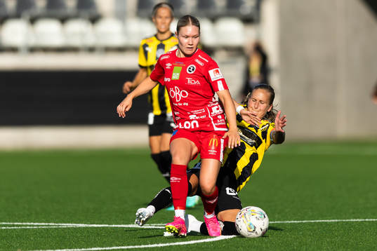 Örebros Emma Peuhkurinen Häckens Filippa Curmark