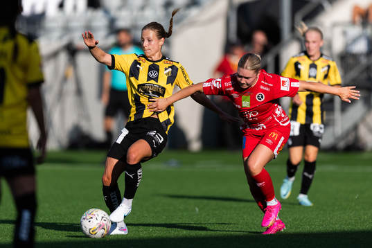 Häckens Anna Anvegård och Örebros Emma Peuhkurinen