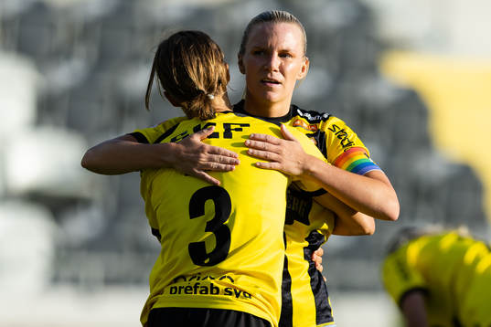 Häckens Aivi Luik och Josefine Rybrink jublar