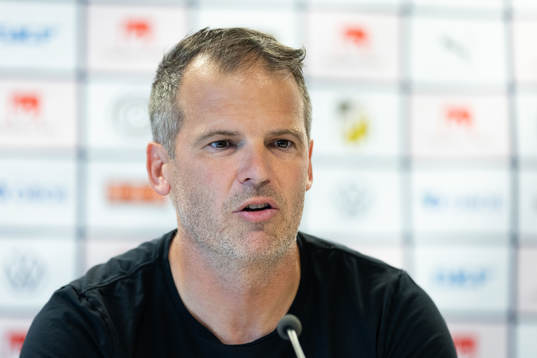 Häckens tränare Robert Vilahamn på presskonferensen