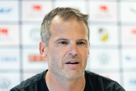 Häckens tränare Robert Vilahamn på presskonferensen