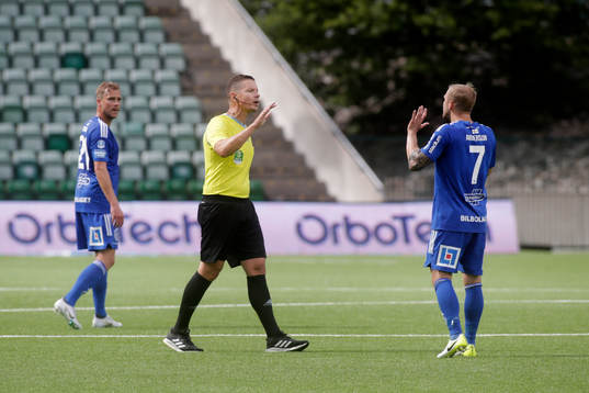 Domare Martin Strömbergsson och GIF Sundsvalls Erik Andersson