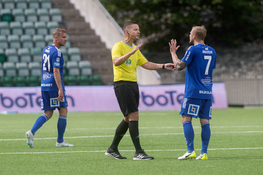 Domare Martin Strömbergsson och GIF Sundsvalls Erik Andersson och Pontus Engblom