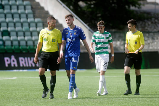 GIF Sundsvalls Ludvig Svanberg och domare Martin