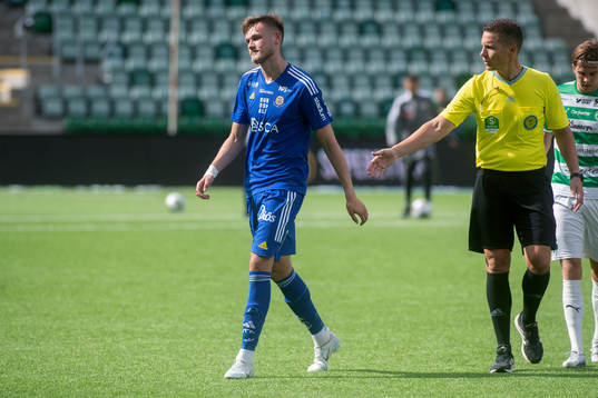 GIF Sundsvalls Ludvig Svanberg och domare Martin