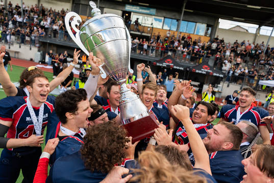 Stockholm Mean Machines jublar med pokalen