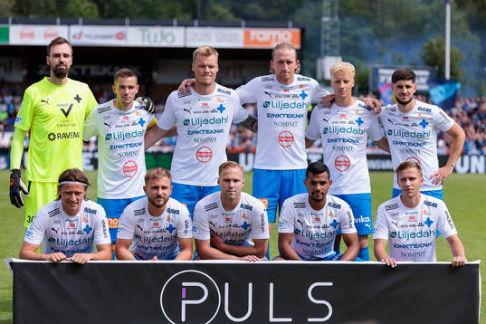 Värnamos startelva bakre raden från vänster. målvakt Pilip Vaitsiakhovich, Oscar Johansson, Victor Eriksson, Hampus Näsström, Victor Larsson, Emin Grozdanic. Främre raden från vänster. Simon Thern Albion Ademi, Gustav Engvall, Wenderson Oliveira do Nascimento och Albin Lohikangas