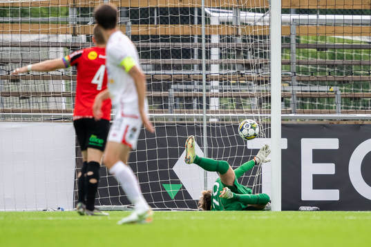 Brommapojkarnas målvakt Filip Sidklev släpper in 1-1