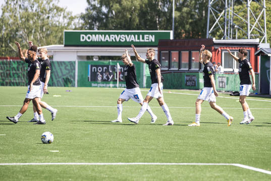 Brages spelarna värmer upp innan fotbollsmatchen i