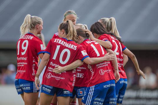 Jubel efter att Vittsjös Kayla Adamek gjort 5-0