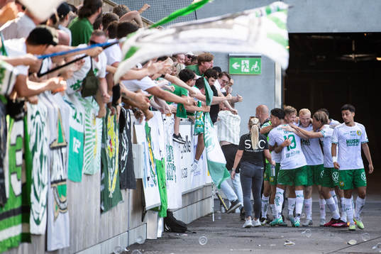 Hammarbys Fredrik Hammar jublar med lagkamrater efter 1-2