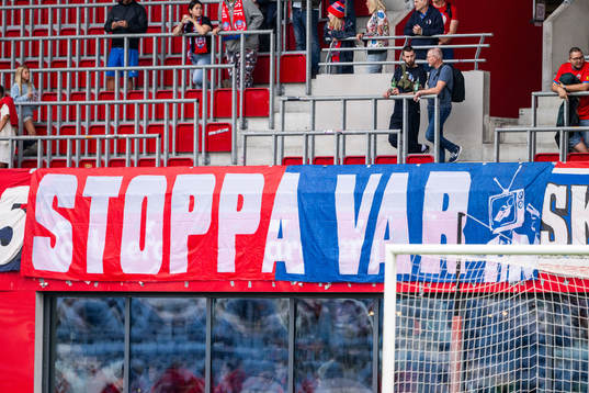 En banderoll med texten Stoppa VAR