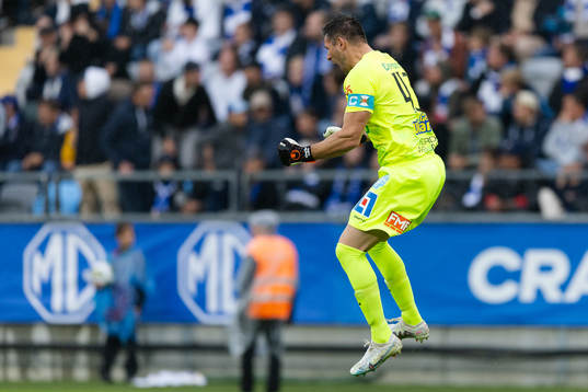 Varbergs målvakt Stojan Lukic jublar