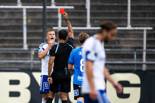 Halmstads Andreas Johansson får rött kort av domare