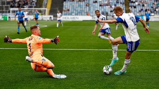IFK Norrköpings Victor Stange Lind och Halmstads målvakt