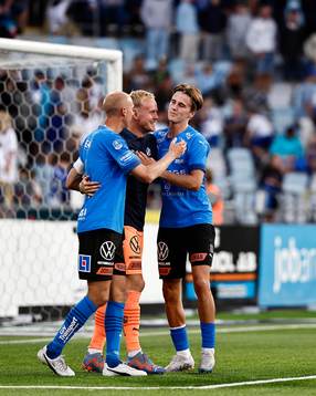 Halmstads Andreas Johansson, målvakt Malkolm Nilsson Säfqvist och Erik Ahlstrand jublar