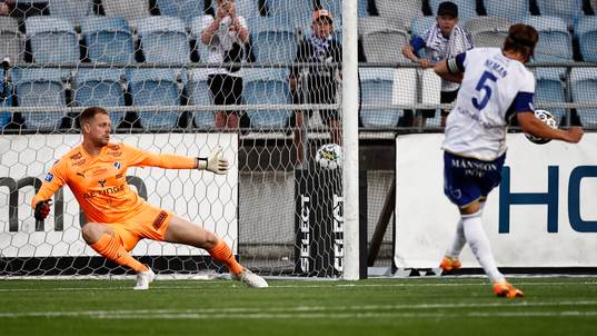 Halmstads målvakt Malkolm Nilsson Säfqvist ser IFK