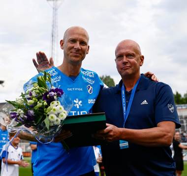Halmstads Andreas Johansson får blommor av IFK