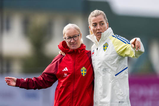 Assistant coach Victoria Sandell and Linda Sembrant of the