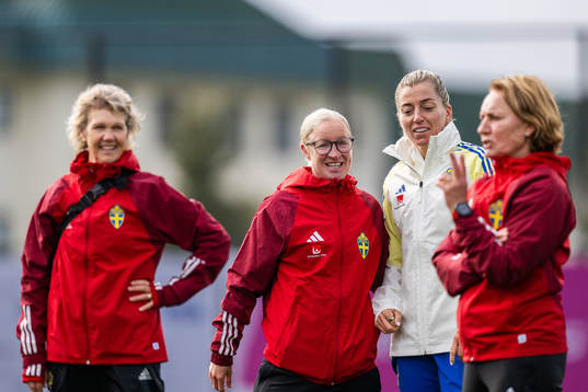 Assistant coach Victoria Sandell and Linda Sembrant of the