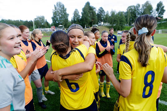 Thea Staffansson och Alice Broman jublar