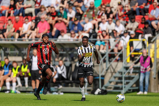 Östersunds Theodore Rask i kamp med Landskronas Ousmane Diawara