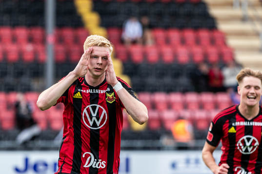 Östersunds Malcolm Stolt jublar efter 2-0