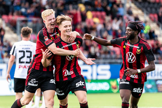 Östersunds Sebastian Karlsson Grach jublar tillsammans med Malcolm Stolt och Mansour Sinyan efter 3-0