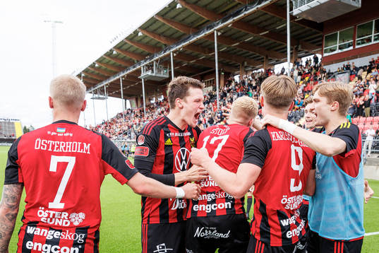 Östersunds Myroslav Mazur jublar med Malcolm Stolt