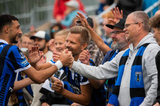 Sirius Wessam Abou Ali jublar med supportar
