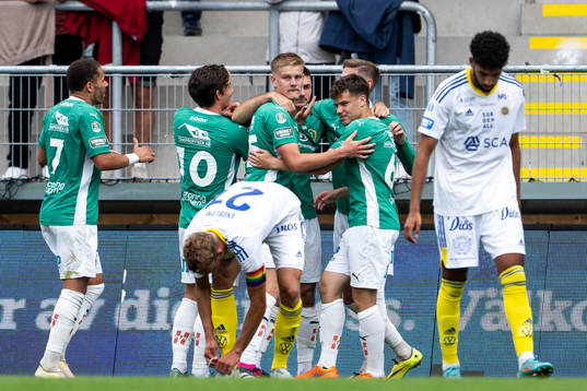 Jönköpings Södras Marko Nikolic jublar med lagkamrater efter 1-0