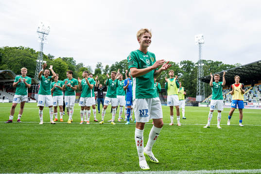 Jönköpings Södras spelare med Måns Isaksson tackar supportrarna