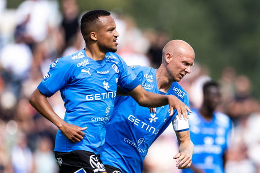 Halmstads Marcus Olsson och Andreas Johansson jublar efter 1-2