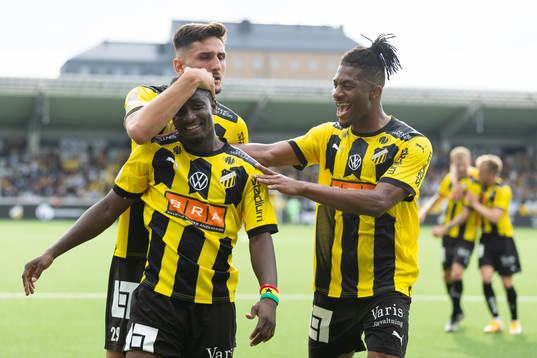 Häckens Ibrahim Sadiq jublar ihop med Filip Trpcevski och Franklin Degaulle Tebo Uchenna efter 1-0