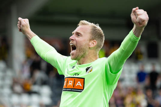 Häckens målvakt Peter Abrahamsson jublar