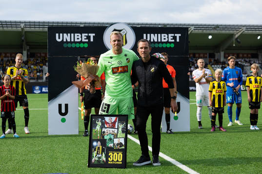 äckens målvakt Peter Abrahamsson uppvaktas av sportchef