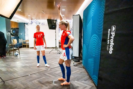 Sophie Román Haug and Ada Hegerberg of the Norwegian
