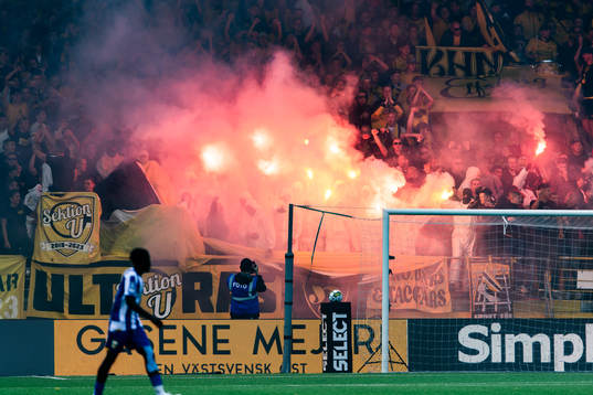 Matchen avbryts tillfälligt på grund av pyroteknik