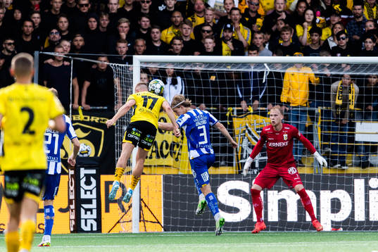 Elfsborgs Per Frick mot IFK Göteborgs Johan Bångsbo och