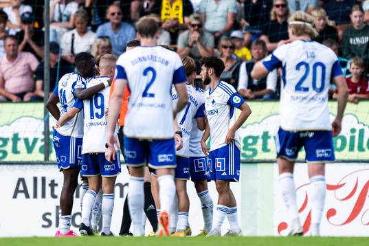 IFK Norrköpings Arnor Traustason jublar med lagkamrater efter 0-2
