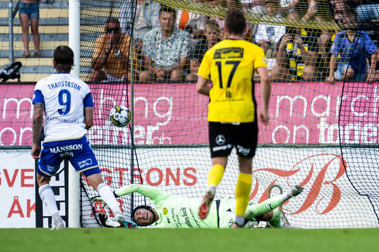 IFK Norrköpings Arnor Traustason gör 0-2 bakom Mjällbys Noel Törnqvist