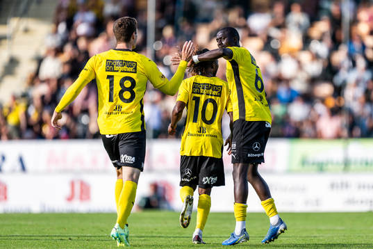 Mjällbys Seedy Imam Jagne jublar med Jacob Bergström efter 1-2