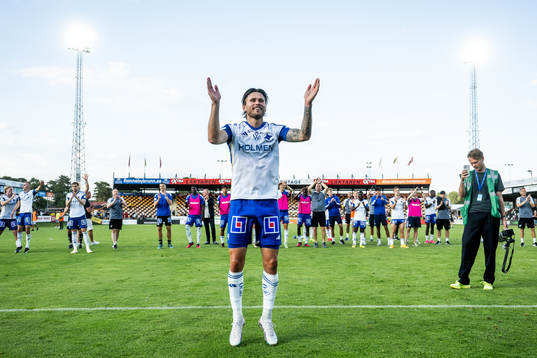 IFK Norrköpings Arnor Traustason jublar med lagkamrater