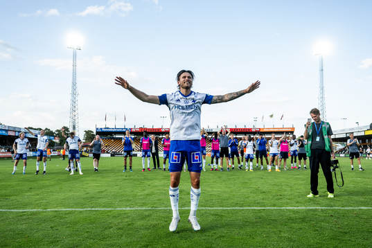IFK Norrköpings Arnor Traustason jublar med lagkamrater