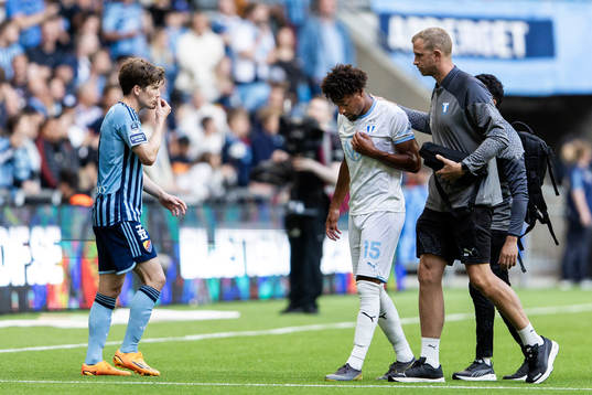 Malmö FFs Joseph Ceesay lämnar planen