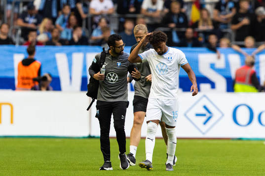 Malmö FFs Joseph Ceesay tar sig för huvudet efter en nickduell
