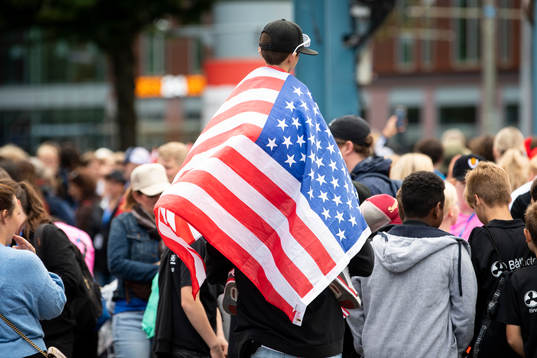 en pojke insvept i en amerikansk flagga
