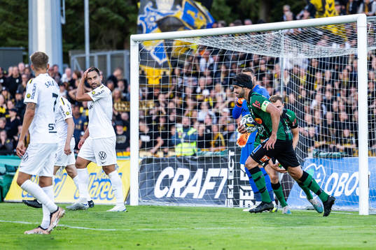 Varbergs Oliver Stanisic jublar efter 1-2