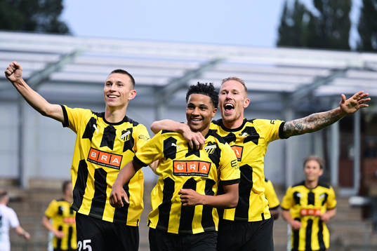 Momodou Lamin Sonko celebrates with Kristoffer Lund Hansen and Mikkel Rygaard Jensen of BK Häcken after 0-2
